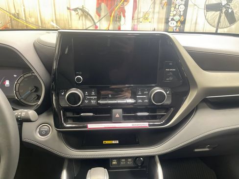 Certified 2024 Toyota Highlander XLE AWD/4WD image 18