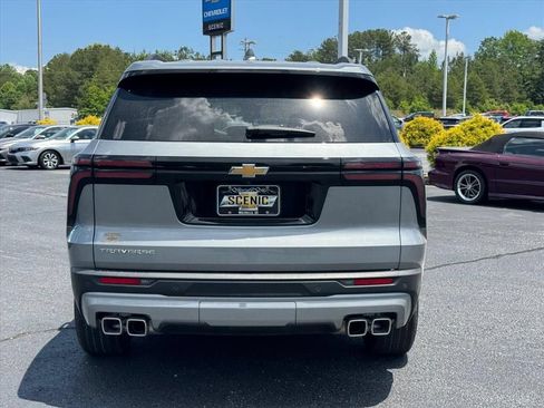 Used 2025 Chevrolet Traverse LT w/ Driver Confidence Package FWD image 4
