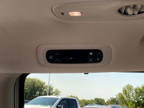 Used 2021 Chrysler Pacifica Touring-L image 21