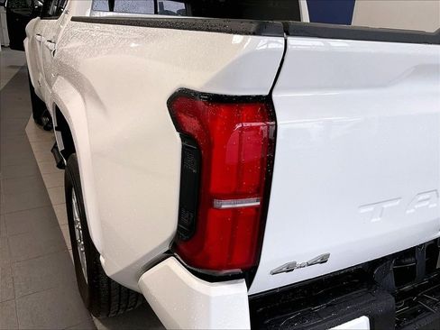 Used 2025 Toyota Tacoma SR5 AWD/4WD image 34