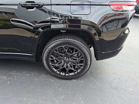 New 2025 Jeep Grand Cherokee Summit image 12