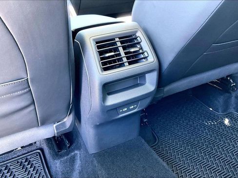 Certified 2026 Volkswagen Tiguan SE w/ Panoramic Sunroof Package FWD image 18