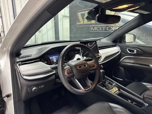 Used 2024 Jeep Compass Latitude w/ Altitude Special Edition AWD/4WD image 5