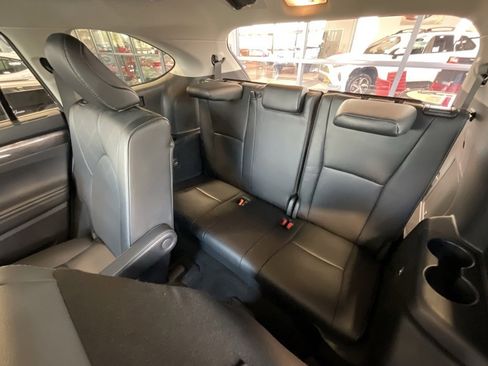 Used 2024 Toyota Highlander Platinum image 23