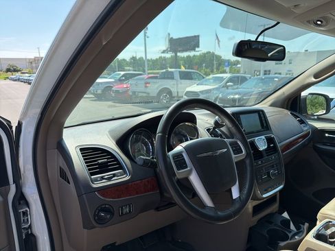 Used 2016 Chrysler Town & Country Touring FWD image 14