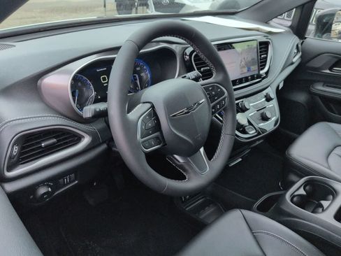 New 2026 Chrysler Pacifica Select image 10