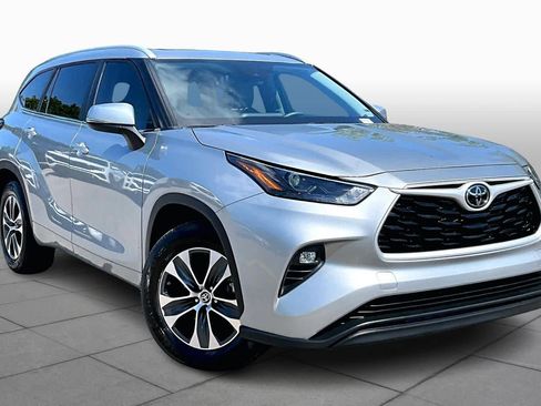 Used 2024 Toyota Highlander XLE image 3