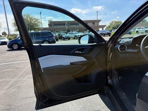 Used 2025 Chevrolet Trax LT FWD image 25