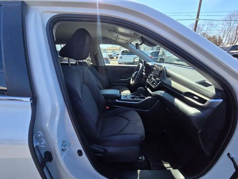 Used 2023 Toyota Highlander L image 17