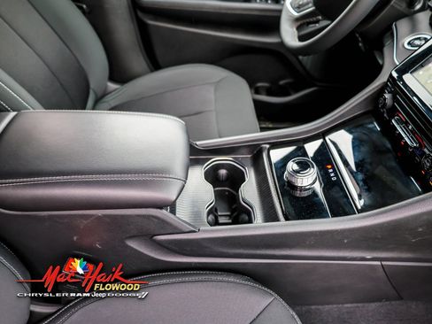 Used 2025 Jeep Grand Cherokee Laredo X image 9