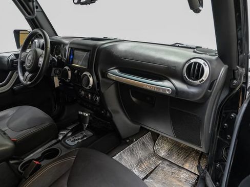 Used 2015 Jeep Wrangler Rubicon w/ Power Convenience Group AWD/4WD image 19