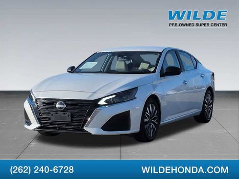 Used 2025 Nissan Altima 2.5 SV FWD image 2