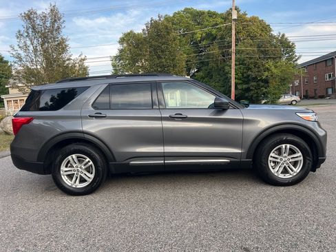 Used 2022 Ford Explorer XLT w/ Equipment Group 202A image 6