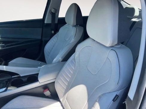 Used 2023 Hyundai Elantra Limited w/ Preferred Accessory Package FWD image 9