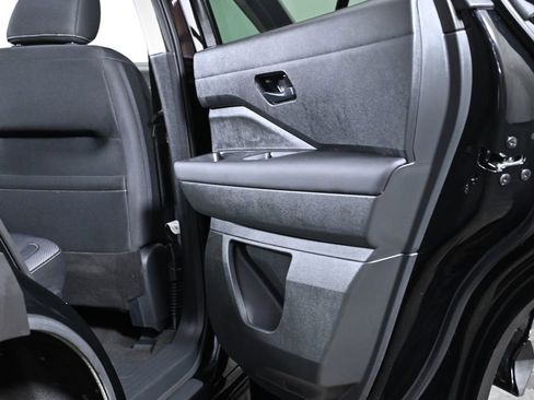 Used 2025 Nissan Pathfinder SV image 29