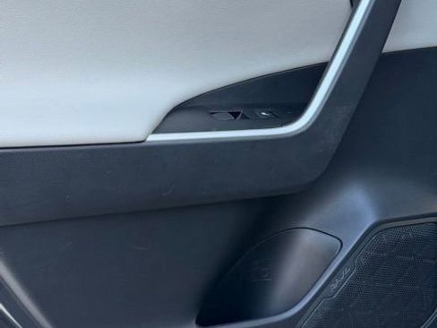 Used 2021 Toyota RAV4 Limited image 26