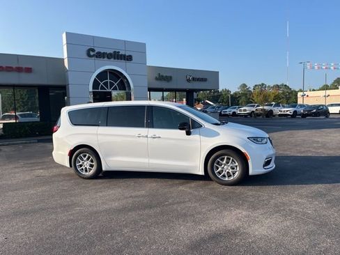 New 2026 Chrysler Pacifica Select image 2