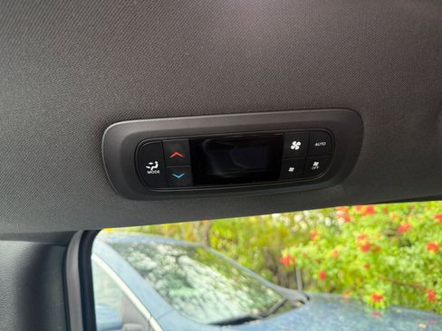 Used 2025 Chrysler Pacifica Select image 22