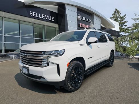 Used 2022 Chevrolet Suburban High Country w/ Premium Package 2 AWD/4WD image 3