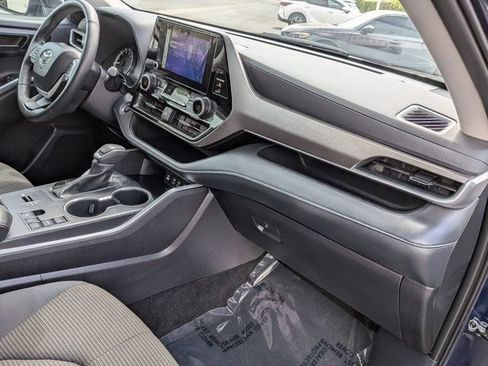 Used 2025 Toyota Highlander LE FWD image 6