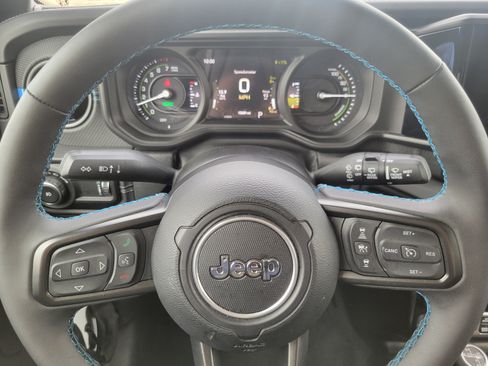 Used 2025 Jeep Wrangler Unlimited Rubicon 4xe w/ Convenience Group AWD/4WD image 8