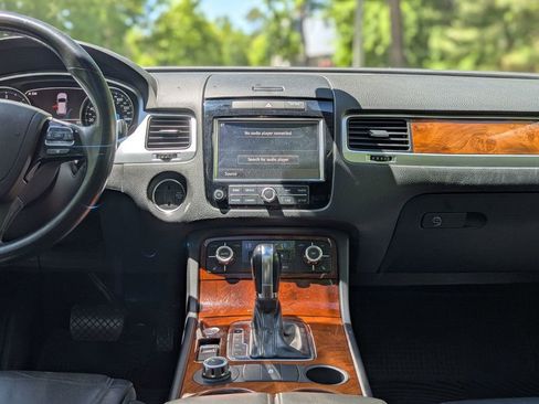Used 2014 Volkswagen Touareg TDI AWD/4WD image 21