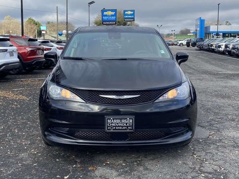 Used 2023 Chrysler Voyager LX image 2