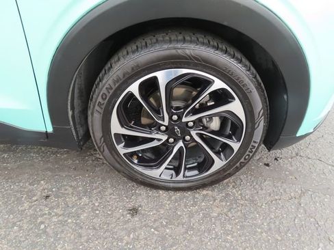 Used 2023 Chevrolet Bolt EUV Premier w/ Sun & Sound Package FWD image 10