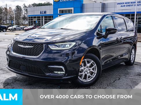 Used 2024 Chrysler Pacifica Touring-L image 3
