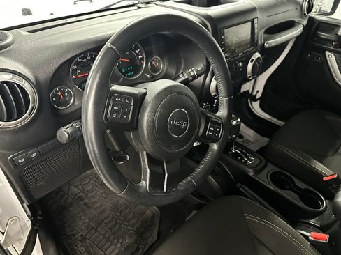 Used 2016 Jeep Wrangler Unlimited Rubicon w/ Connectivity Group AWD/4WD image 23