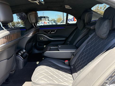 Used 2022 Mercedes-Benz S 580 4MATIC Sedan w/ AMG Line Package image 17