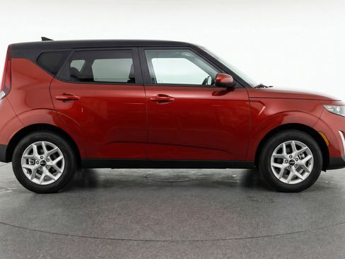 Used 2025 Kia Soul LX w/ LX Technology Package FWD image 11