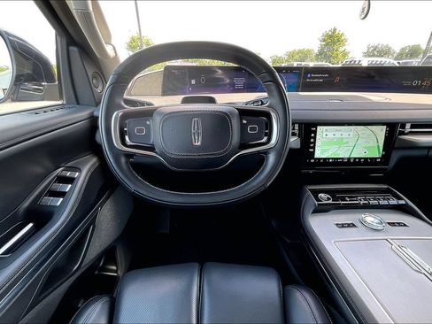 Used 2025 Lincoln Navigator L Reserve AWD/4WD image 10
