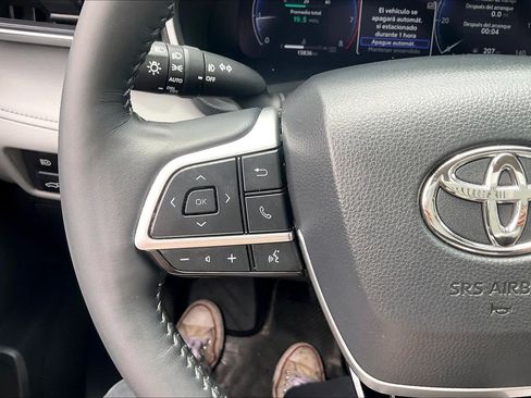 Used 2025 Toyota Highlander Limited FWD image 24