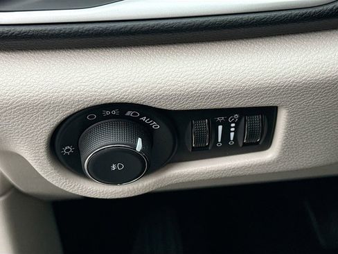 Used 2024 Chrysler Pacifica Touring-L image 22