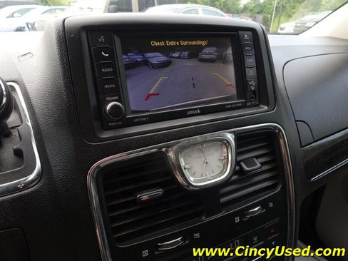 Used 2016 Chrysler Town & Country Touring FWD image 23