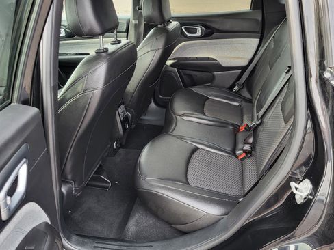 Used 2025 Jeep Compass Latitude AWD/4WD image 13