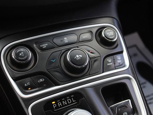 Used 2015 Chrysler 200 Limited w/ Convenience Group image 29