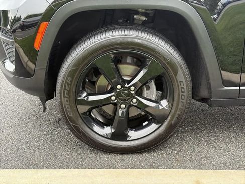 Used 2023 Jeep Grand Cherokee Altitude AWD/4WD image 9