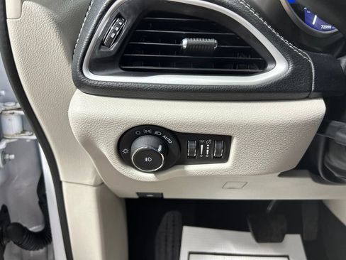 Used 2024 Chrysler Pacifica Limited FWD image 24