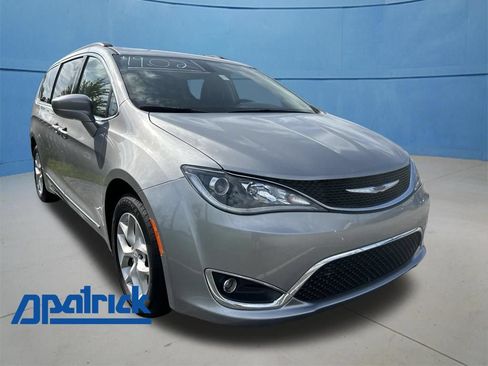 Used 2017 Chrysler Pacifica Touring-L w/ Tire & Wheel Group FWD image 1