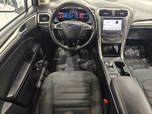 Used 2017 Ford Fusion SE w/ Fusion SE Technology Package FWD image 4