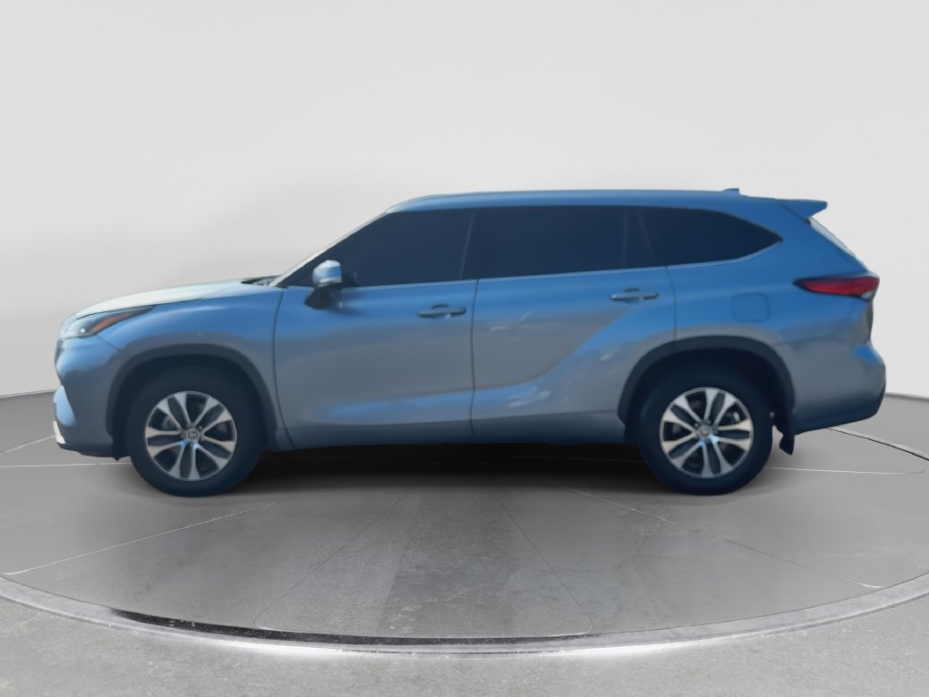 Used 2022 Toyota Highlander XLE AWD/4WD image 5