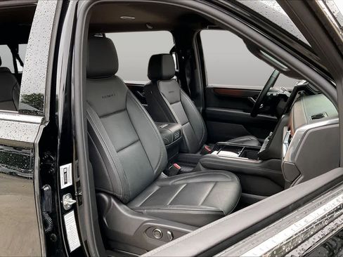 Used 2025 GMC Yukon XL Denali AWD/4WD image 9