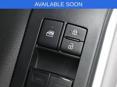 Used 2020 Toyota Highlander XLE AWD/4WD image 13