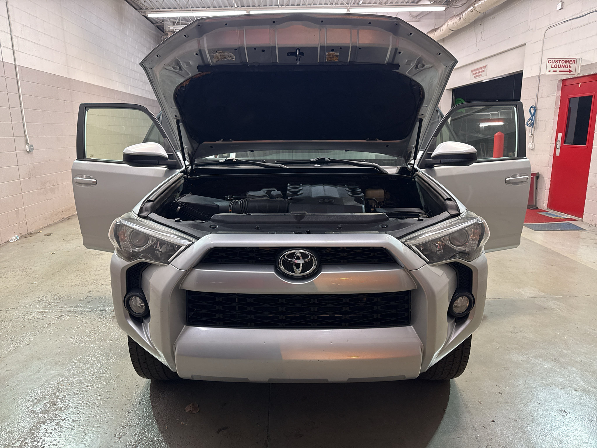 Used 2015 Toyota 4Runner SR5 AWD/4WD image 10