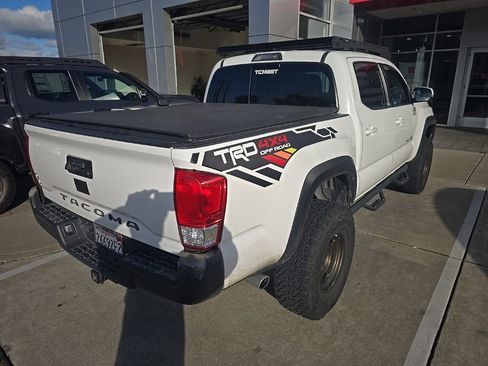 Used 2017 Toyota Tacoma TRD Off-Road w/ Tow Package (A/T) image 2