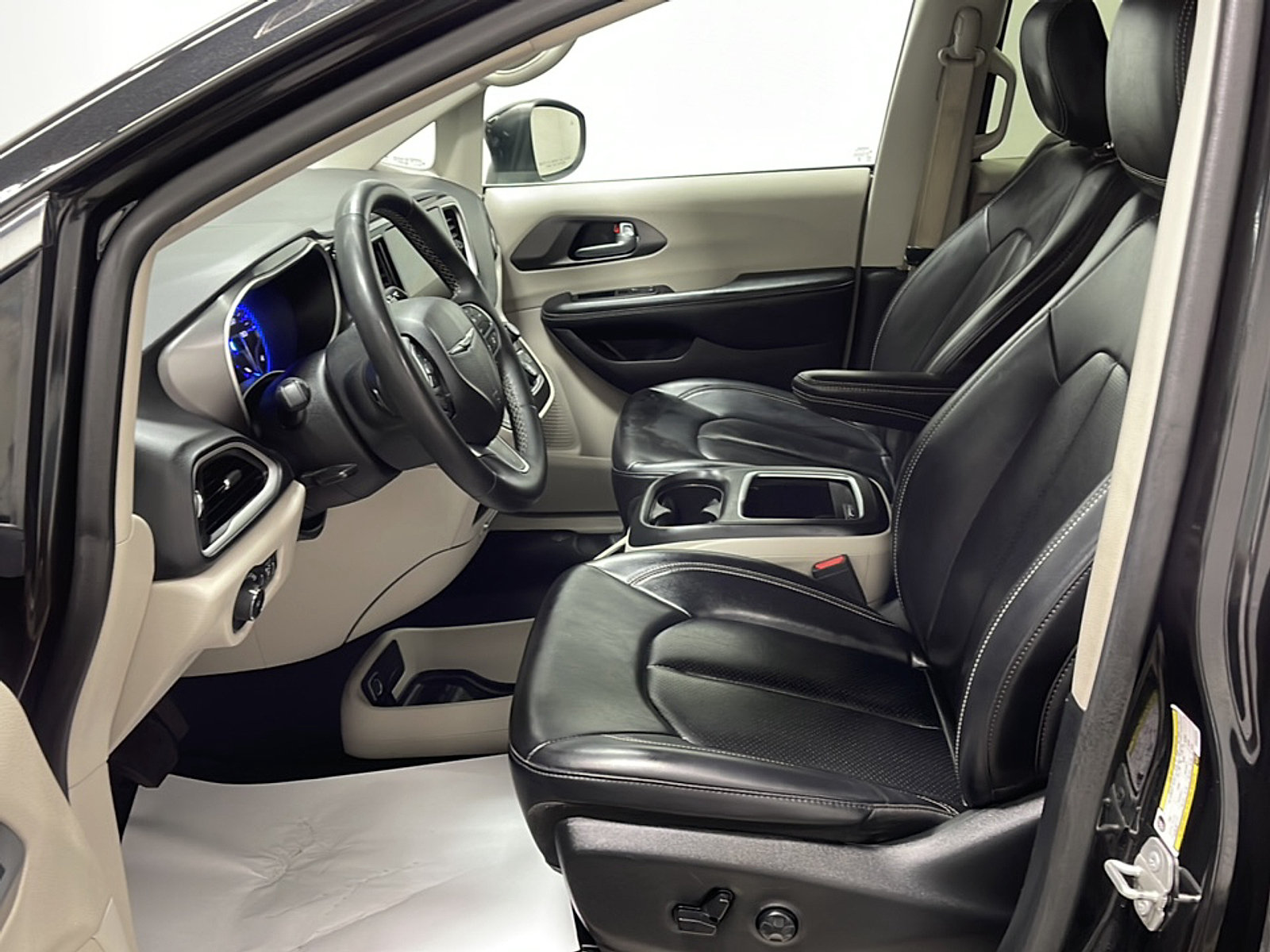 Used 2023 Chrysler Pacifica Touring-L FWD image 2