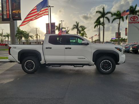 Used 2024 Toyota Tacoma TRD Off-Road w/ TRD Off Road Upgrade Package AWD/4WD image 13