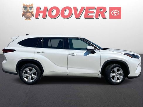 Used 2022 Toyota Highlander LE FWD image 2